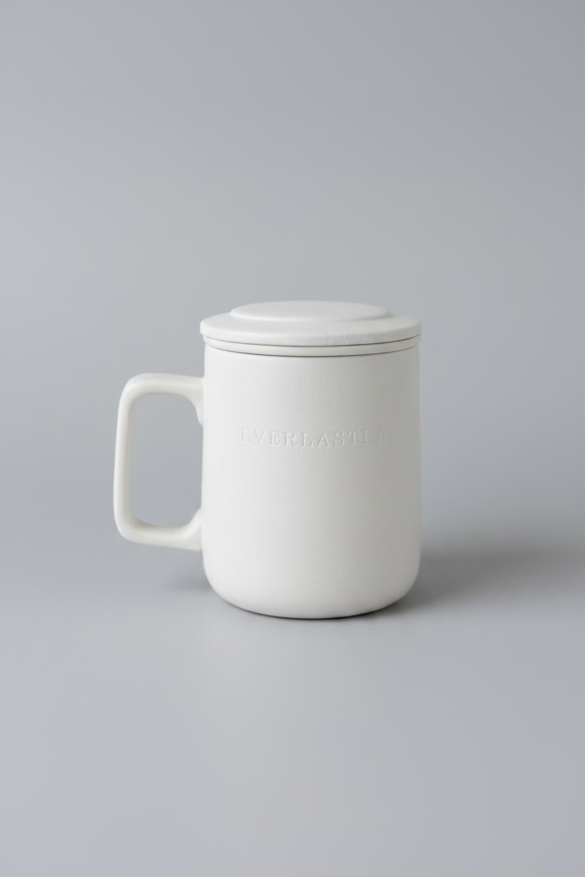 White Everlastea mug with lid on a white surface